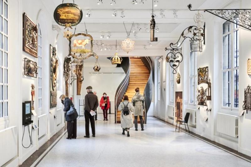 Musée Carnavalet : intérieurs somptueux, salons élégants, collections d'œuvres d'art variées, mobilier d'époque, et ambiance raffinée du XVIIIe siècle